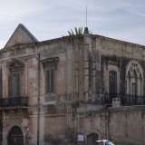Di pianta rettangolare, ricorda molto i caratteristici palazzotti del murattiano, scandita com�� orizzontalmente da cornici marcapiano, da portali ad arco e da finestre timpanate. Qui sono presenti per� anche elementi di gusto neogotico, quali i costoloni su peducci posti agli spigoli e le finestre trilobate, in particolare quella sul lato destro, appena visibile dalla strada